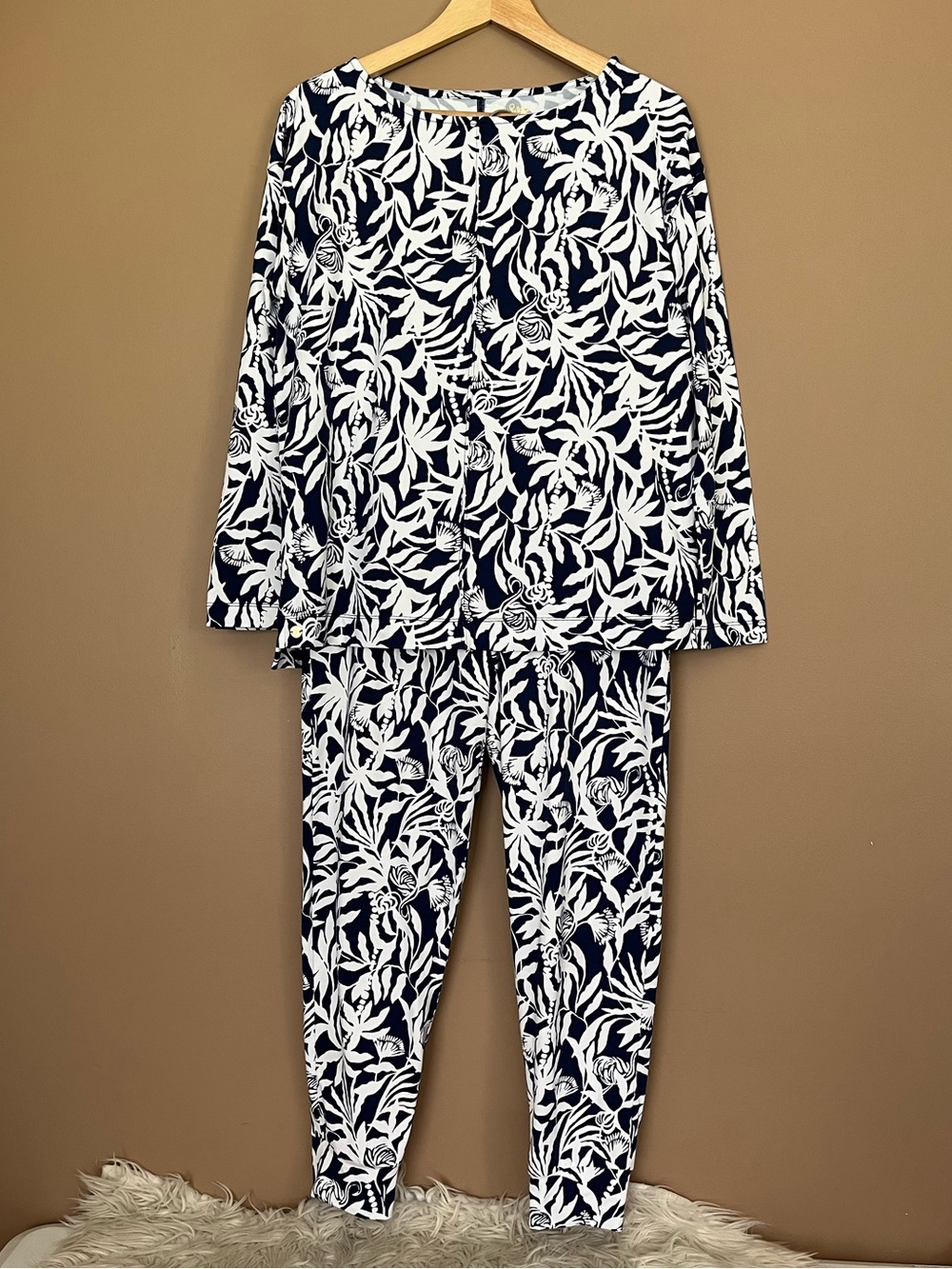 {Lilly Pulitzer} Karessa Top & Lillabeth Jogger Pant Set in Low Tide Navy Small - Picture 2 of 16